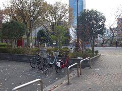 赤坂駅前は大きなビルもたくさんありましたが、少し歩き進めるとすぐ住宅地でした。

こちらは住宅地にある一ツ木公園です。