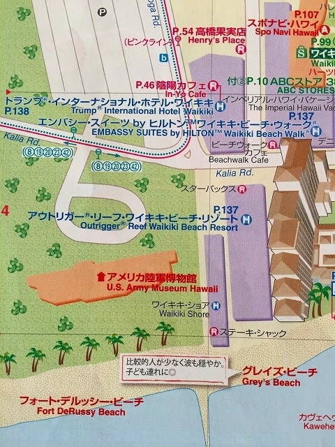 ホテルから海へ行くのには、ホテル前から信号のある横断歩道を渡り<br /><br />公園とワイキキショア（コンドミニアム）の間の小道を通ってすぐですよ～！