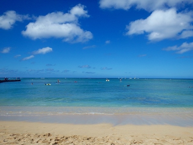 小道を抜けると、青い海が目の前に広がります！