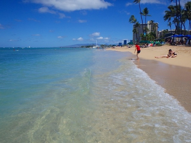 中心地に在るクヒオビーチ等に比べると<br /><br />人も少なく、水も綺麗ですよ～(^^)