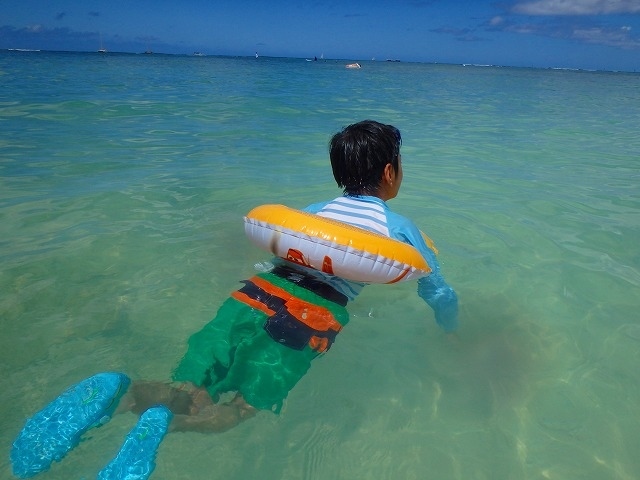 今度は浮き輪で波乗りに挑戦！！<br /><br />波来るかな～？