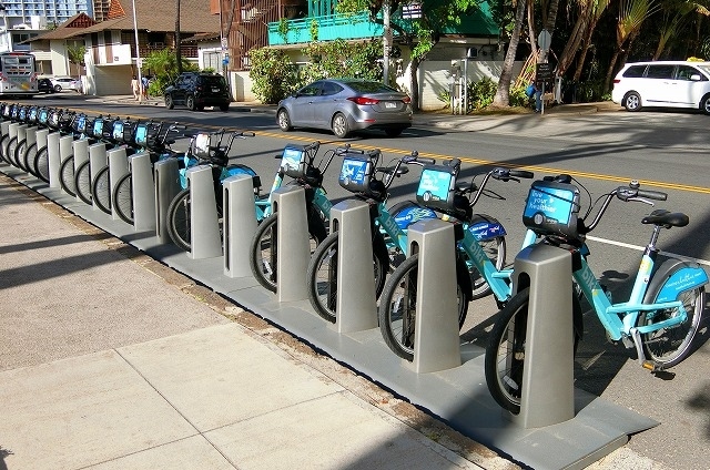 ホテルを出たところはサラトガ通り。<br /><br />レンタサイクルが沢山置いてありました。