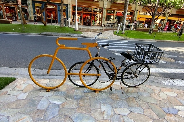 前回のハワイ旅行記でも載せましたが、<br />この黄色いオブジェはハワイの駐輪場所。<br /><br />カラフルな色に塗装されていて可愛いです(^^)<br /><br /> 