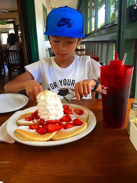 私達が訪れたのは午後１時ごろだったのですが<br />待っていたのは一組だけでした。<br /><br /><br />最初に運ばれてきたのは<br />お馴染パンケーキ(^^♪<br /><br />フレッシュなイチゴが載っていて<br />やっぱり美味しい！！<br /><br /><br /> 