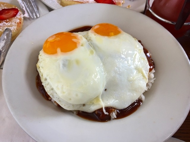 こちらはロコモコ。<br /><br />ハワイのロコモコとグアムのロコモコはちょっと違うのご存じですか？<br /><br />ハワイのはシンプルなグレービーソースですが<br />グアムは色々なカット野菜が入っていて美味しいんです。<br /><br />機会があったら食べ比べてみてくださいね～(*^^)v<br />