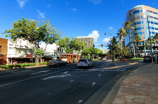 食後はカラカウア通りに出てＤＦＳへ向かいます。