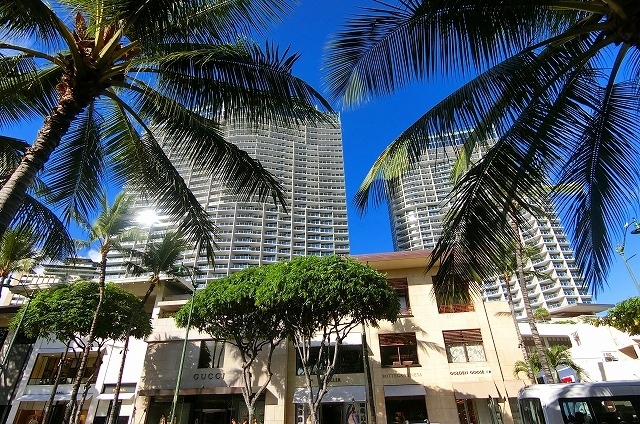 通りに出て目についた大きな二つのタワー<br /><br />これリッツカールトンホテルなんです。<br /><br />前回はまだ工事中(左2016年右2018年オープン)でした～(*_*;<br />（海へ行くのにはちょっと遠いですね）