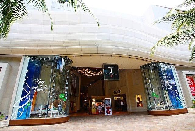 ＤＦＳ（Ｔギャラリア）到着！<br /><br />ここでお土産のクッキーやブランドバッグ等をお買い上げ～(*^^)v<br /><br />ハワイはエコ対策で、デパート＆ブランド店でも袋は有料でした。<br /><br />ちなみに<br /><br />レストランのストローも紙製が多かったです。