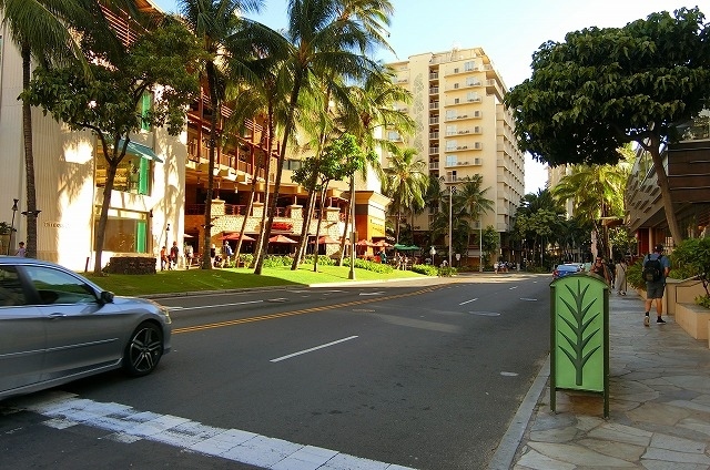 帰りはカラカウア通りを左折、リワーズ通り(Lewaers)を行きます。<br /><br />