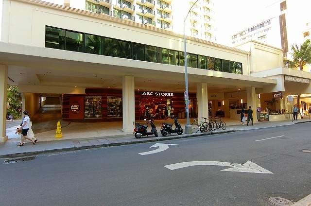 この通りにあるABCストアは結構大きくて綺麗です！