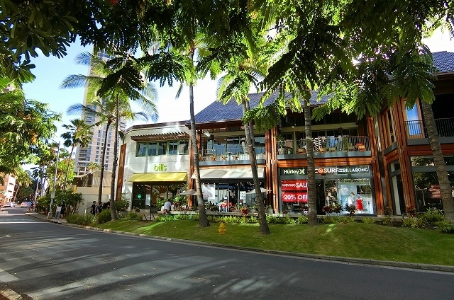 こちらは隣のビーチウォ－ク<br /><br /> <br />朝食で有名なbillsや昨日ランチで訪れた（マリオット店）<br />と同じ系列の・・・