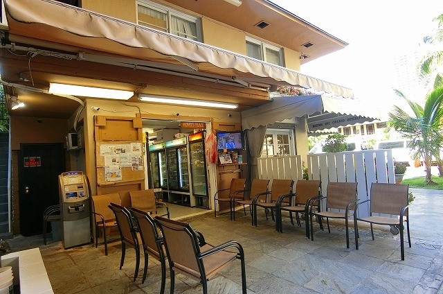 この通りでの今回行きたかったお店はここ<br /><br />「高橋果実店」（ヘンリーズ・プレイス）<br /><br />アイスクリームとシャーベット＆サンドイッチが美味しいと<br />評判のお店。<br /><br />実は今朝買いに行ったのですが、開店時間を過ぎても開いていなかったので<br /><br />断念！！(>_<)<br /><br />帰りに寄ってみました。