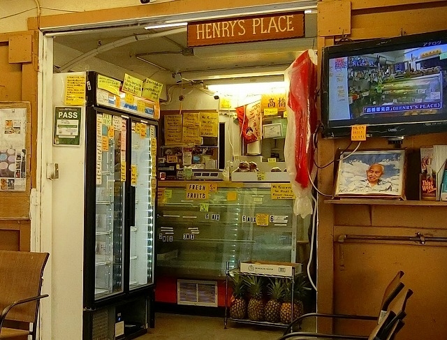 店内は狭いです。正面はフレッシュフルーツのケース<br /><br />訪れたのが４時過ぎだったので、<br />フルーツはマンゴーや数種類しかありませんでした(*_*;<br /><br />左側はアイス＆シャーベットの冷凍庫。