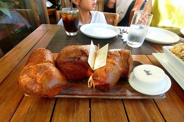 大きなポップオーバー（右の牛マークはバター）<br /><br /> 前回このお店を訪れた時に大好きになったパンです。<br /><br />（シュー生地とパンをかけあわせたような、<br />サクッとした食感とふんわりした食感を同時に味わうことができる<br />中が空洞のパン）