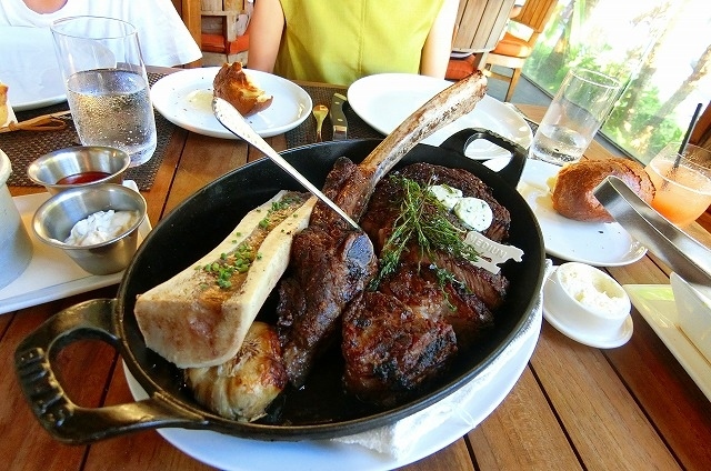 じゃ～～～～ん!!!!<br /><br />メインのステーキはRIB EYE bone-in<br /><br />大きな骨付きステーキです。左の白いのは骨髄。<br />すくってお肉と一緒に食べるそうですが、ちょっと脂っぽかったです。<br /><br /> お肉は柔らかくて美味しかった～！！