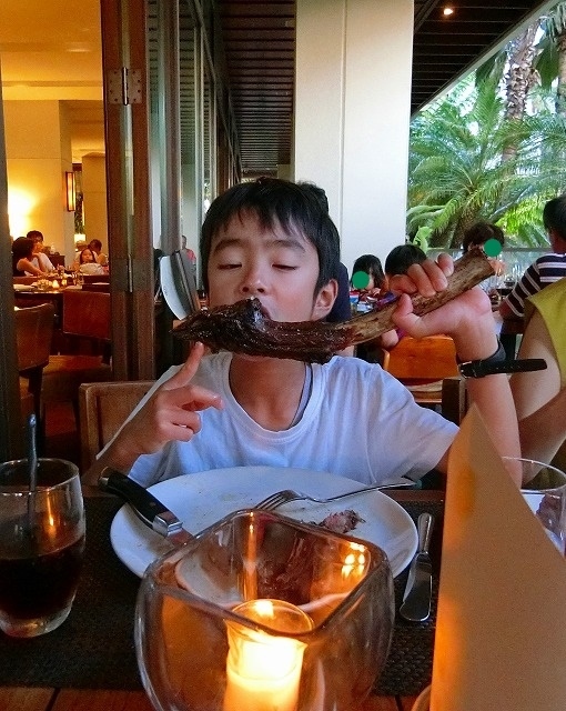 T君は骨に付いたお肉を・・・<br /><br />ガブリ！！かじってみました～(*^^)v<br /><br />美味しかったかな～？<br /><br />大きなステーキもみんなで完食しました(*^^)v<br /><br /> <br />