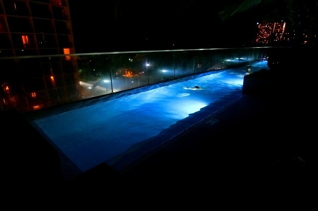 食後はお部屋に戻り<br />着替えて夜のプールへ・・・<br /><br />夜のプールは空いてていいね(^^)