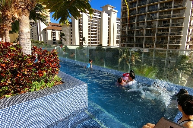 ちなみに<br /><br />昼間のプールは小さい子供連れで・・・