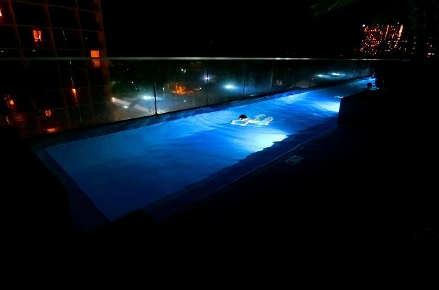 平泳ぎをするT君。プールを独り占め！<br /><br />気持ちよさそう♪