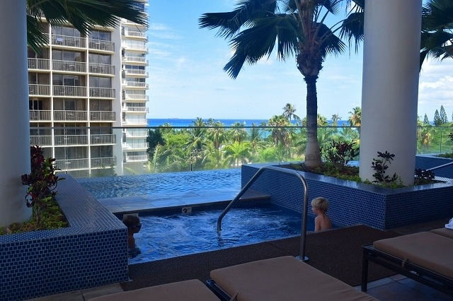 こちらはジャグジー（温水）<br /><br />長く入っていると気持ちが良すぎて出れなくなるので、要注意ですよ！