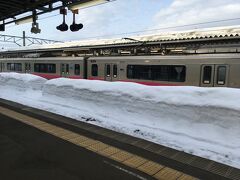 横手駅で北上線に乗り換え。まだまだ雪があります。