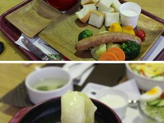 道の駅内の食事処「香麦食堂」で新メニュー「びえいチーズフォンデュ（1200円）」をいただきました。美瑛牛乳を使ったチーズ、美瑛産小麦「香麦」で作ったパン、美瑛豚のソーセージ、もちろん野菜も美瑛産です。一人用のチーズフォンデュをいただけるのはうれしいです。