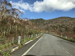 ＜ニセコパノラマライン＞
実は、この景色が一番感動した。
この山の感じは初めて見る風景だった。
車窓から、補助席のハイジが撮影。