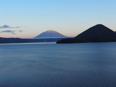 2日目の朝　
朝起きると部屋から洞爺湖の素晴らしい景色が見えた♪