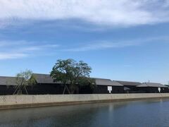 JR武豊線半田駅から歩いて、半田運河沿いのミツカン倉庫へ。こちらもまた余計なものをそぎ落としたシンプルな美しさ。