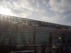 ヤンゴン国際空港到着