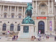 建物の前の像はオイゲン・フランツ・フォン・ザヴォイエンの像です。オイゲン公はフランス生まれの貴族で１７世紀から１８世紀にかけてハプスブルク家に使え、スペイン継承戦争などで大きな戦功をあげた軍人です。