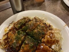 広島と言えばお好み焼き。
人気店みっちゃんへ。

行列やオーダーで一時間待ちましたが、その苦労に見合う美味しさ。そばがパリパリでキャベツが甘くて、もう箸が止まりません。