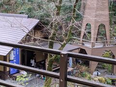 部屋の窓から、庭園の隅に足湯と茶屋があるのを発見。
残念ながら茶屋は3/7まで休業でした。