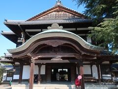「ヒマラヤスギ」の後ろに、「商工奨励館」がありました。

明治３２年に「香川県博物館」として建築され、本館、西館、東館、北館とそれを結ぶ廊下がありました。純日本風の木造建築で、とても立派で歴史的な建物なのがわかります！。
