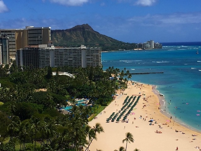 朝食を済ませて<br /><br />9：00過ぎ<br /><br />ホテルからタクシーでダイヤモンドヘッドに向かいます。<br /><br />写真は<br />前回泊ったホテル(ヒルトン）の部屋から見たダイヤモンドヘッド。<br /><br />ダイヤモンドヘッド（標高232ｍ・東京タワーより低いんですね）は、<br />大昔に噴火した死火山で、中央部分は(クレーター)で窪んでいます。<br /><br />山頂まではトレイルがあり、<br />毎日多くの人が訪れる人気の観光名所です。