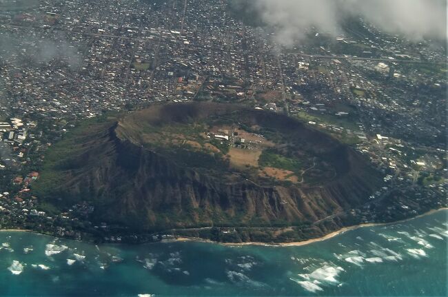 上から見るとこんな感じ。<br /><br />以前ハワイ島に飛行機で行った時に撮影した景色です。<br />建物がある所がスタート地点、目指す頂上は左端の一番高い所。<br />