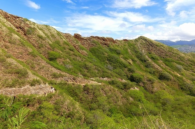 先にある山道が見えてきました。<br /><br />まだまだ先だ～～(>_<)