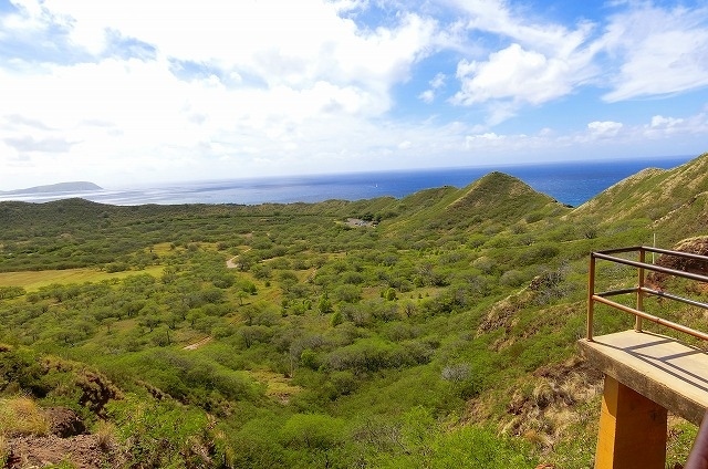 途中の展望台からクレーター＆海の景色を眺めながら進み<br />その先にあるトンネルを抜けると。。。