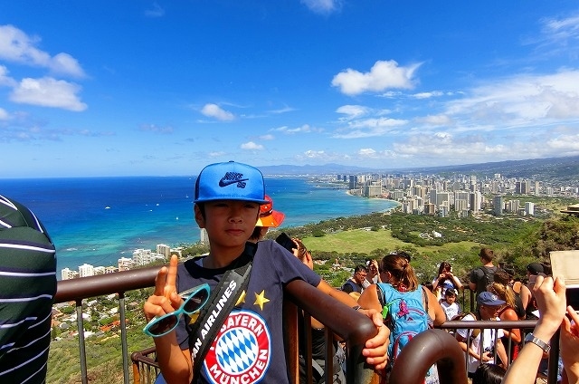 ワイキキをバックにパチリ！！<br /><br />T君は汗もかかずに涼しい顔でピース(*^^)v