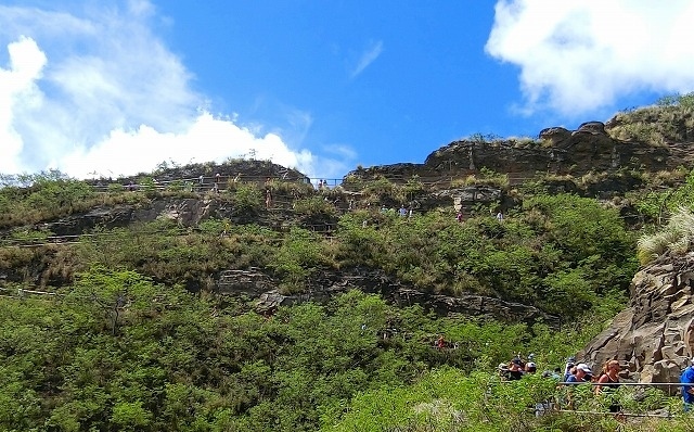 振り返って見ると・・・<br />あんなジグザグの道を登って行ったんですね。<br /><br />まるで日光の「いろは坂」みたい！