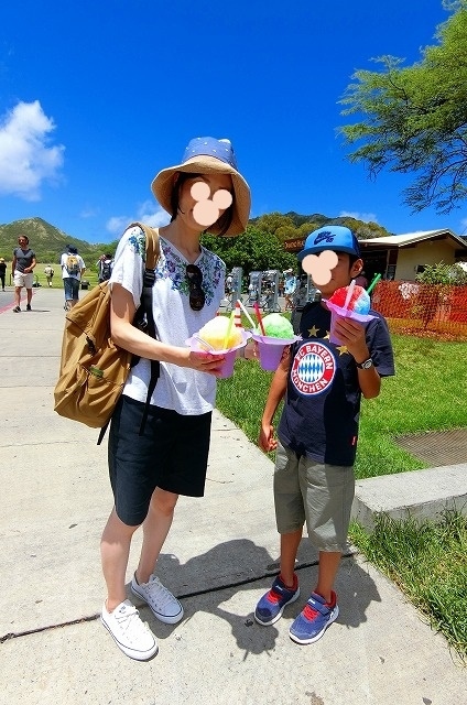 そこで<br /><br />私達はシェイブアイスをゲット！！<br /><br />でもね<br /><br />メチャクチャ暑いので<br />食べてるうちにジュースになっちゃいました(T_T)<br />