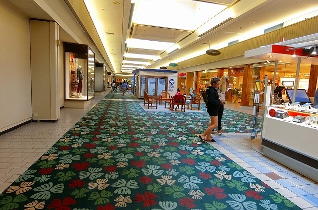 店内はメイシーズ(デパート)や色々なブランド店が並んでいるんですけど<br /><br />私達のお目当ては<br /><br />ホールフーズマーケット