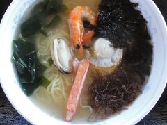 海藻と海鮮の塩ラーメン
三陸と北海道でみかけるラーメン。
一番好きなラーメンなのですが、ここのはアレンジされていて
求めていた味と少し違ってました。