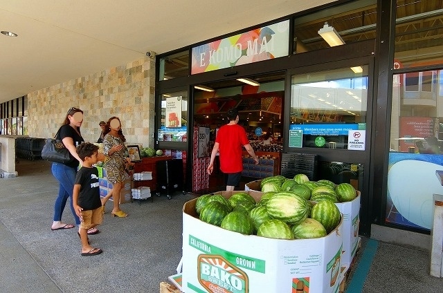 入り口には大きなスイカがイッパイ！