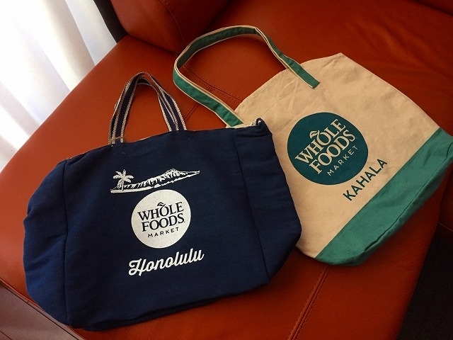 お店のマークが描かれているエコバッグ。<br /><br />私も２種類買ってきました(*^^)v<br /><br />お土産だけではなく、今晩と明日の朝の食材もゲット。<br /><br />このマーケットは全部オーガニックのものを置いてあるので<br />値段は少し高いですが、安心して食べることができますよ(^^)<br /><br /> <br />買物の後はお待ちかねのランチ♪<br /><br />ダイヤモンドヘッドにも登ったし、お腹空いたね。