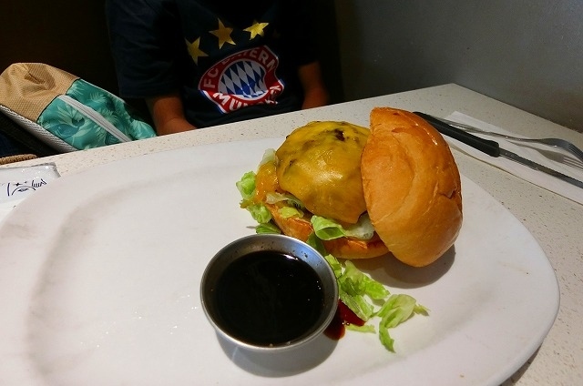 T君がオーダーしたのがコレ<br />(ソースはテリヤキ）