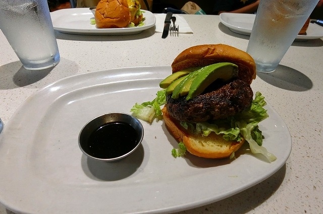 私のはアボカド入り(*^^)<br />大きいので食べる時は要注意ですよー！！<br /><br />お肉の旨味がしっかり感じられて<br />メチャクチャ美味しい(^^♪<br /><br />帰りはワイキキまでバスで戻って来ました。