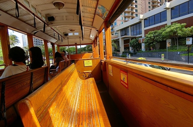 お部屋に戻ったあとは<br /><br />T君組と私は別行動(^^)<br /><br />時刻は午後４時<br /><br />私はホテルの近くからトロリーに乗って<br />終点のアラモアナ・センターまで行き。。。<br /><br /><br /><br />