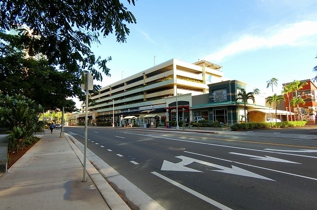 更にそこから歩いて・・・15分。<br /><br />カカアコ地区にある