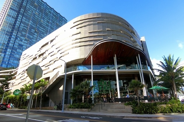 ホールフーズ・クイーン店に到着！！<br /><br />お洒落な建物です♪